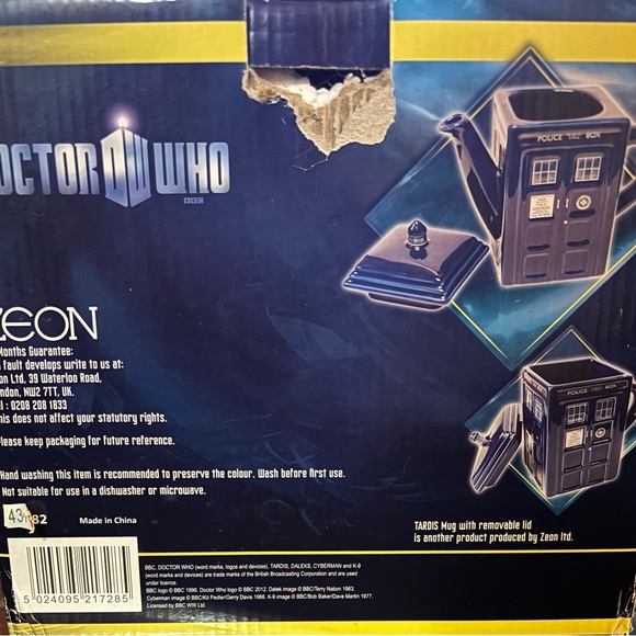 Doctor Who TARDIS Teapot - Blue Ceramic - Picture 3 of 3